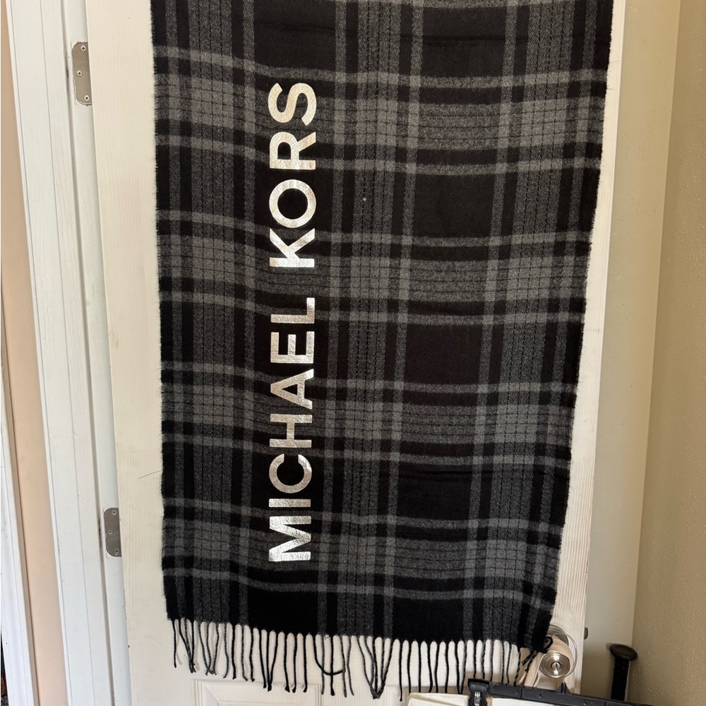 🆕 🧣 Michael Kors Black and Gray Scarf Cover